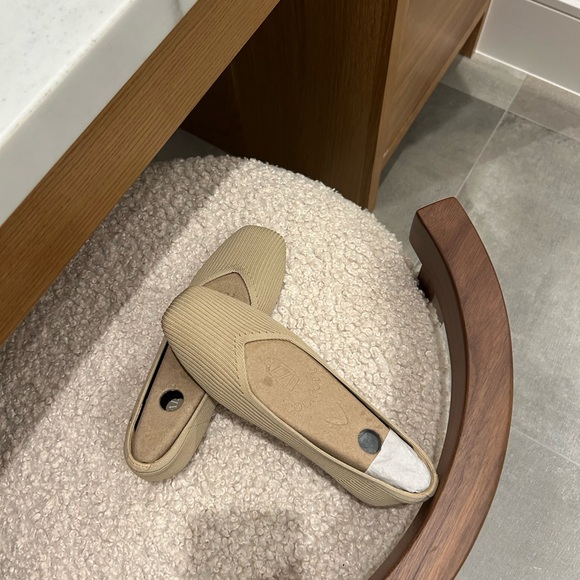 Elegant Women's Black and Beige Flats - Picture 5 of 8